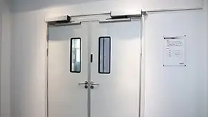 باب مفصلي (سوينج) محكم الإغلاق