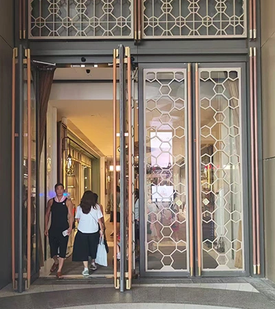 باب محوري ذو ارتكاز مركزي